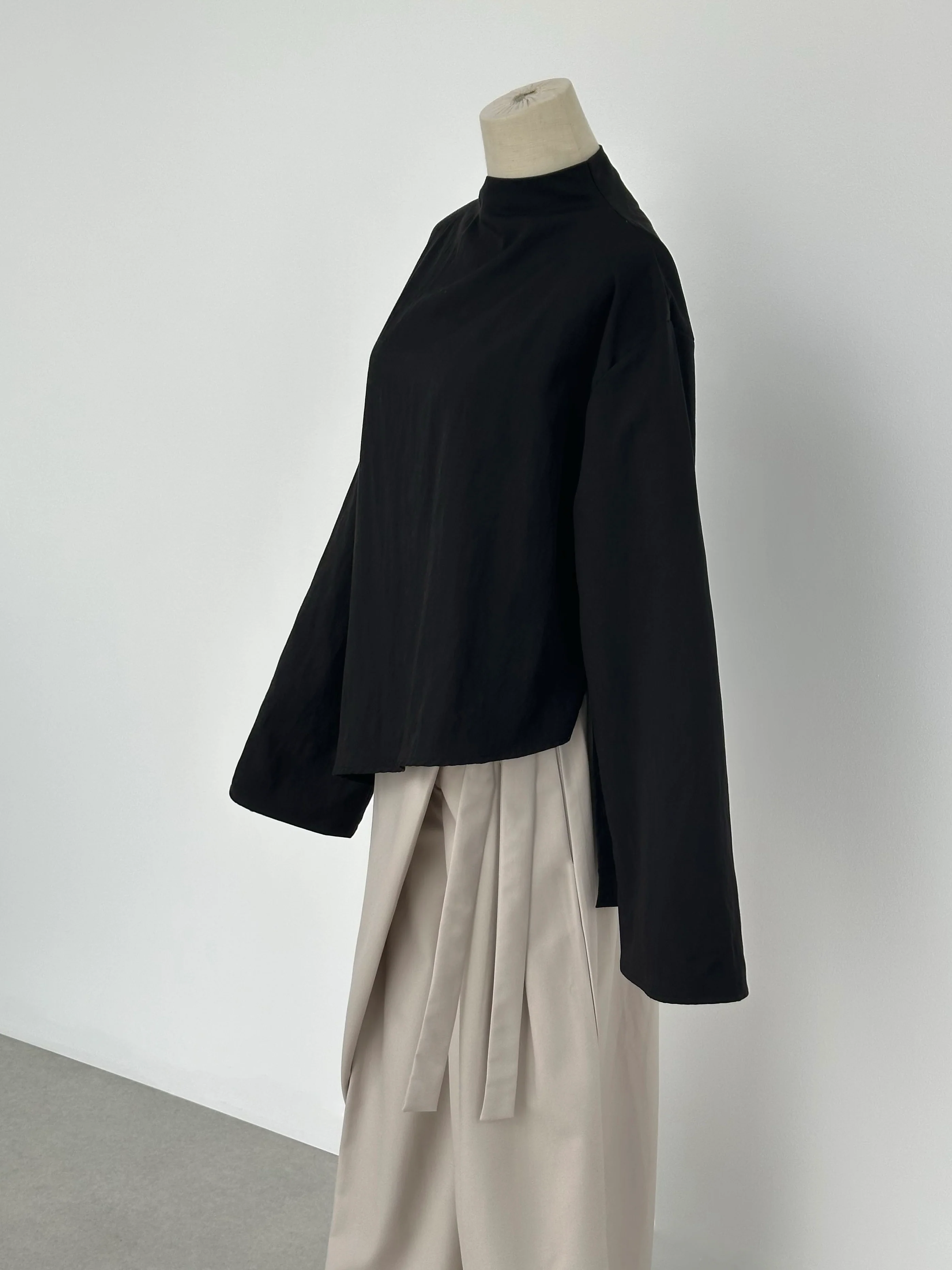 Haut asymétrique — Noir - Image 2